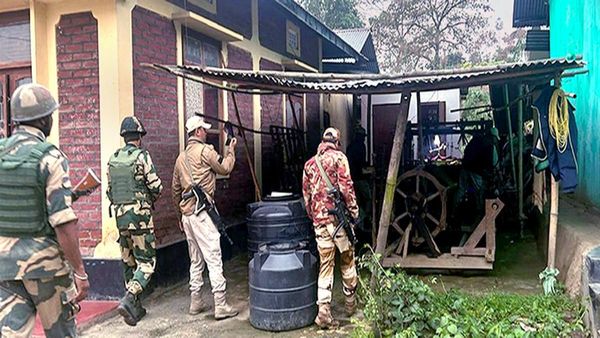 மணிப்பூர் எல்லையில் ஆற்றில் மிதந்த 3 பேரின் உடல்கள்.. காணாமல் போன மெய்தி இன மக்களா? தொடரும் பதற்றம்!