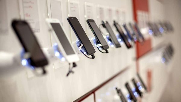 செல்போன் விலை சீக்கிரமே அதிகரிக்கும்.. இந்த வருடத்தை விட 2 மடங்கு உயர போகிறதாம்! என்ன காரணம்?