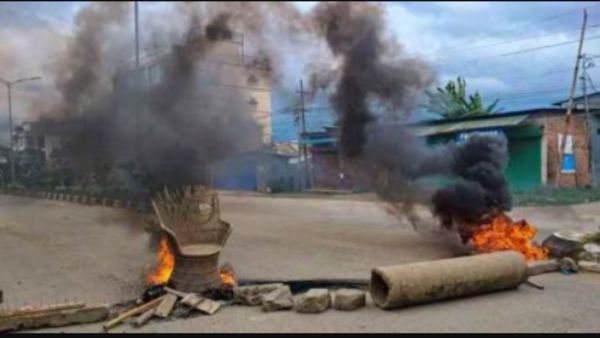 2 பேர் உயிருடன் எரித்துக் கொலை.. பெண்கள் உள்பட 6 பேர் மாயம்.. மணிப்பூரில் அதிகரிக்கும் பதற்றம்!