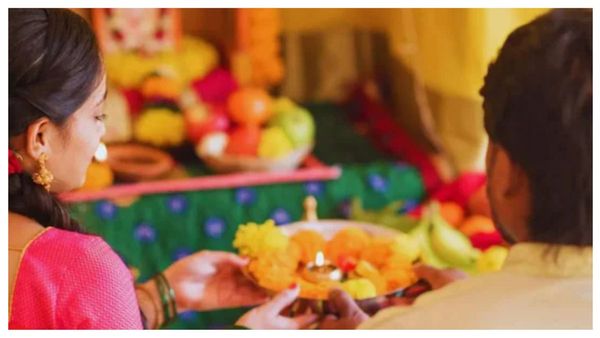 பூஜை ரூமில் 1 பொருள் வைத்தால் போதும்.. வீடெல்லாம் மகிழ்ச்சி பொங்கும், கூரையை பிச்சிட்டு பணம் வருமாம்