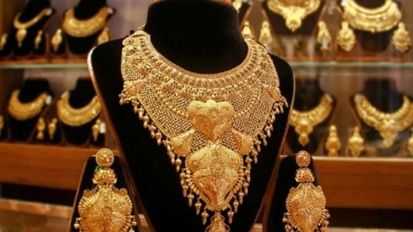 Gold Rate Today: என்னதான் இழுத்தாலும் 50 ஆயிரத்திற்கு கீழ் வரமாட்டேங்குதே! தங்கம் விலை கிடுகிடு 