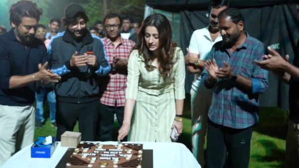 22 வருஷம் ஆகிடுச்சு! வதந்திகளுக்கு மத்தியில் பிரபலங்களோடு கேக் வெட்டிய திரிஷா.. குவியும் வாழ்த்து