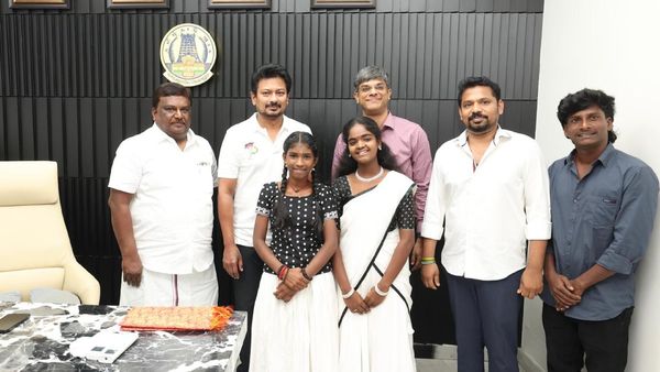 நல்லா வரணும் தங்கங்களா..! சரிகமப யோகஸ்ரீ, தர்ஷினியை நேரில் அழைத்து பாராட்டிய துணை முதல்வர்