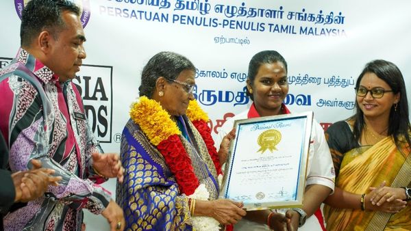 மலேசிய தமிழ் இலக்கியத்திற்கு 60 வருடமாக பங்களித்து வரும் பாவை-க்கு சாதனை புத்தக விருது!