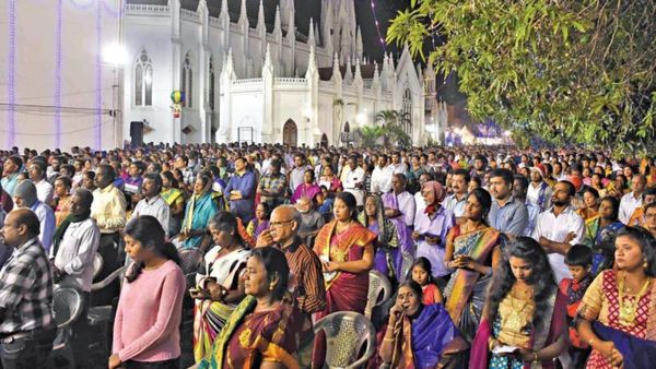 கோலாகல கொண்டாட்டம்.. தமிழகம் முழுவதும் களைகட்டிய கிறிஸ்துமஸ்..சர்ச்சுகளில் சிறப்பு பிரார்த்தனை