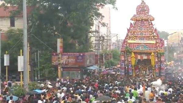 மதுரையில் களைகட்டிய பெண்கள் தேர் இழுக்கும் மீனாட்சி அம்மன் கோவில் அஷ்டமி சப்பரம் தேர்த் திருவிழா! 