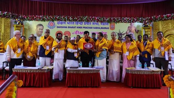 இந்தி மொழியை உலக மொழியாக மாற்ற இளைஞர்கள் தூதர்களாக மாற வேண்டும்- மத்திய அமைச்சர் சர்பானந்த சோனாவால்