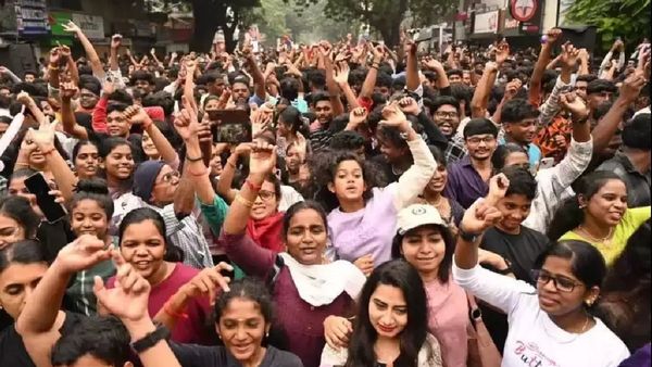 கோவை ஹாப்பி ஸ்ட்ரீட் நிகழ்ச்சி.. அலைமோதிய மக்கள் கூட்டம்.. தடுப்புகள் சாய்ந்ததால் பரபரப்பு