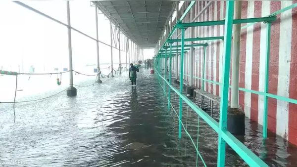 திருச்செந்தூர் பக்தர்களுக்கு தடை! தூத்துக்குடியை துவட்டும் மழை! துண்டான சாலைகள்.. தவிக்கும் மக்கள்!