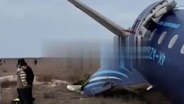 கஜகஸ்தான் விபத்துக்கு முன்னே விமானத்தில் நடந்தது என்ன? வெளியான திடுக் தகவல்கள்