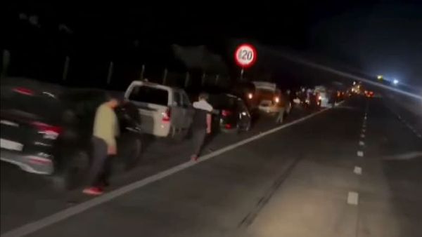 மும்பை - நாக்பூர் ஹைவேயில்.. வரிசையாக பஞ்சர் ஆன வாகனங்கள்.. இரவில் நடந்த சம்பவம்.. என்னாச்சு