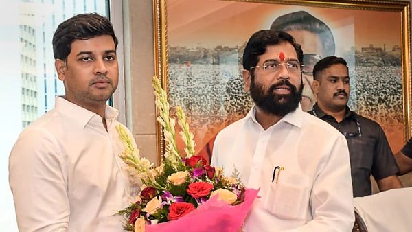 முக்கிய பதவி எதையும் விட்டுக்கொடுக்காத பாஜக.. மகனுக்கு துணை முதல்வர் போஸ்ட் கோருகிறார் ஷிண்டே