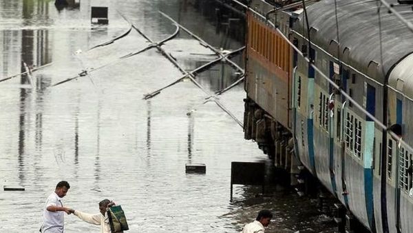 வரலாறு காணாத மழை.. அரக்கோணம் வழியாக எழும்பூர் வரும் தென்மாவட்ட ரயில்கள்