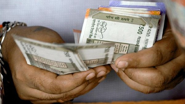 கடனை வசூலிக்கச் சென்ற இடத்தில்.. கோவை பெண் செய்த காரியம்.. அலறியடித்து ஓடிய ஊழியர்கள்