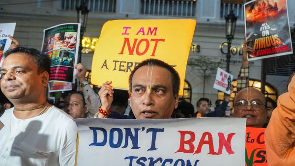 வெளியே வரும்போது காவி உடை அணியாதீர்கள், குங்குமம் வைக்காதீர்கள்.. வங்கதேச இந்துக்களுக்கு அறிவுரை