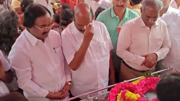 திருவண்ணாமலை மண் சரிவு துயரம்.. 7 பேர் உடலுக்கு கண் கலங்கியபடி அஞ்சலி செலுத்திய அமைச்சர் எவ வேலு