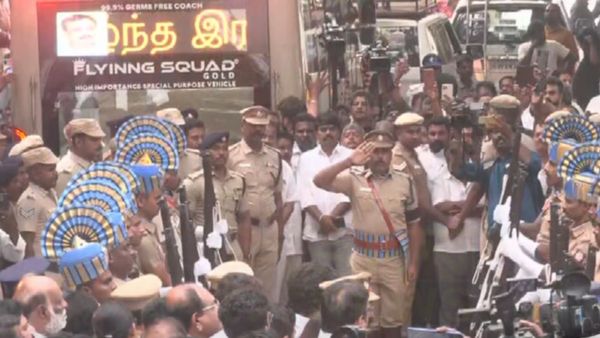 மறைந்த ஈவிகேஎஸ் இளங்கோவன் உடலுக்கு 48 துப்பாக்கி குண்டுகள் முழங்க அரசு மரியாதையுடன் பிரியாவிடை!