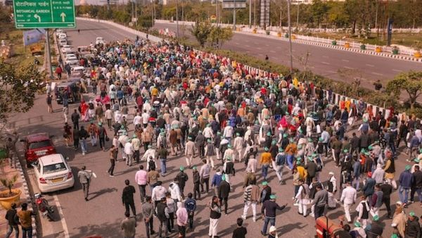 டெல்லியில் மீண்டும் மையம் கொள்ளும் விவசாயிகள் போராட்டம்- நொய்டாவில் இருந்து 'டெல்லி சலோ' பேரணி!