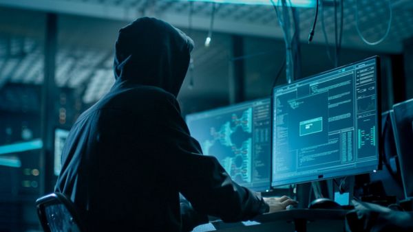 எல்லை மீறி போறீங்க! டிஜிட்டல் அரெஸ்ட் மோசடியில் சிக்கிய பெண்.. வீடியோ காலில் நிர்வாணமாக்கிய கும்பல்!