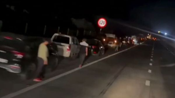 லாரி, கார், பைக்.. மும்பை எக்ஸ்பிரஸ்வேயில் ஒரே நேரத்தில் 80 வாகனங்கள் பஞ்சர்.. அசர வைக்கும் காரணம்