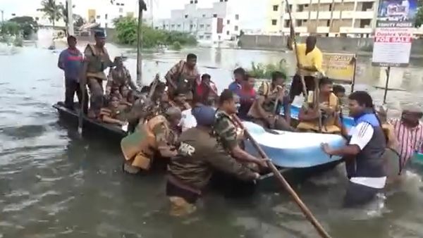 புதுச்சேரியில் 47 செ.மீ மழை.. வீடுகளுக்குள் புகுந்த வெள்ளம்.. பலத்த சேதம்.. வரவழைக்கப்பட்ட ராணுவம்!