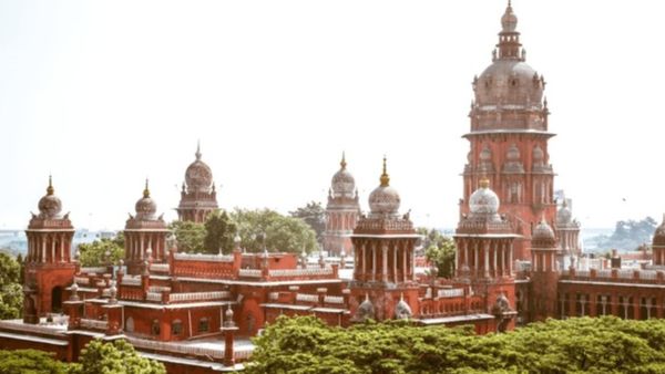 உண்மையை மறைத்து பொது நல வழக்கு தொடர்ந்தவருக்கு ரூபாய் 20 லட்சம் அபராதம்.. சென்னை ஐகோர்ட் அதிரடி!