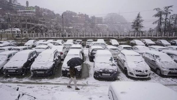 இமாச்சலில் பனிப்பொழிவால் சிக்கிய 1000+ வாகனங்கள்.. ஆனாலும் சுற்றுலா பயணிகள் ஹேப்பி! ஏன் தெரியுமா