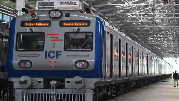 இனி குளுகுளுன்னு பயணிக்கலாம்.. ஏசி மின்சார ரயில்.. புத்தாண்டில் வருது குட் நியூஸ்.. எல்லாம் ரெடி