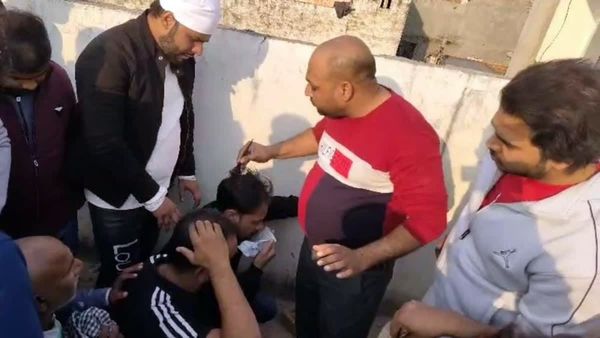 ரூ.20 தான் இந்த எண்ணெய்.. ஓடிபோய் முதல் வரிசையில் நின்ற வழுக்கை தலை இளைஞர்கள்.. பெரிய ட்விஸ்ட்