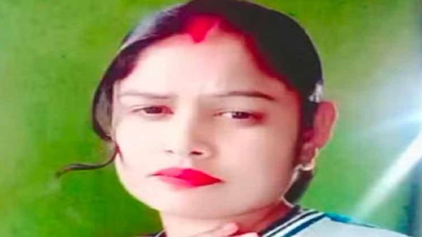 மகள்கள் பெட்ஷீட்டுக்குள் எட்டிப்பார்க்க..செங்கல்லை எடுத்த அப்பா..இன்ஸ்டா பிரபலத்தால் நடுங்கிய கிராமம்