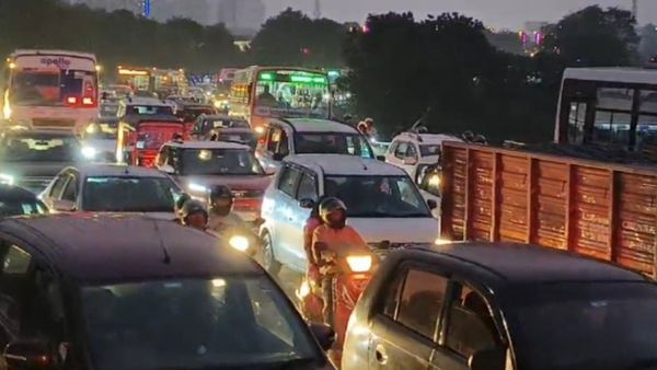 பெருங்களத்துரை கடப்பது பெரும்பாடு... மொத்தமாக வரும் சென்னை மக்கள்.. ஜிஎஸ்டி சாலையில் கடும் நெரிசல்