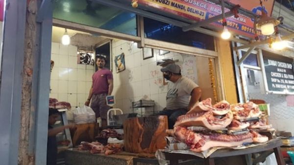 கறிக்கடைக்குள் நுழைந்த ஆபீசர்.. திகைத்த சென்னை மட்டன் கடைக்காரர்.. ஜி-பேயில் லைசென்ஸூக்கு ரூ.13,000?