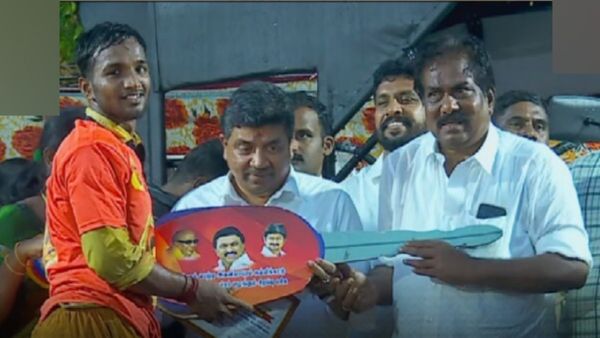 அவனியாபுரம் ஜல்லிக்கட்டு: 19 காளைகளை அடக்கி.. காரை பரிசாக பெற்ற திருப்பரங்குன்றம் கார்த்தி