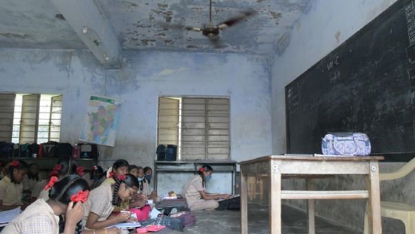 பல்லடம் அருகே அரசு பள்ளி வகுப்பறையில் மனிதக் கழிவு வீச்சு! யார் அந்த மர்ம நபர்கள்?