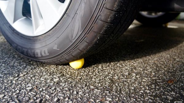 புது வாகன டயருக்கு அடியில் எலுமிச்சம்பழம் ஏன்? கால்நடை பயணங்களில் எலுமிச்சையை வைக்க சூப்பர் காரணம்