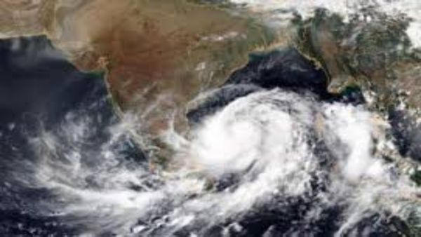 அரபிக்கடலில் மாற்றம்.. கீழடுக்கு சுழற்சியால் கொட்டப் போகுது மழை.. நாளைக்கும் இங்கெல்லாம் பெய்யும்