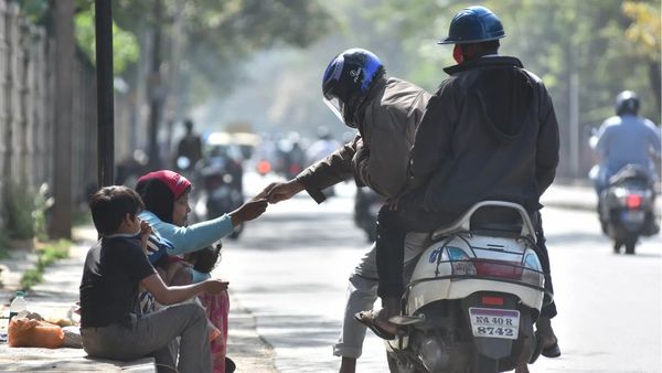 என்னப்பா போலாமா? பிச்சைக்காரர்களை போட்டுக் கொடுத்தால் ரூ.1000 பரிசு! சிறப்பு எண்களும் வெளியீடு!