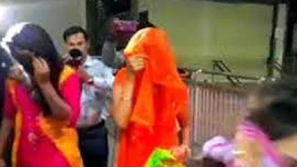 டம்மி ரூபாய் பறந்தது.. சென்னையில் ஆபாச நடனம்.. அரைகுறை டிரஸ்ஸில் இரவில் பாரில் ஆட்டம் போட்ட பெண்கள்