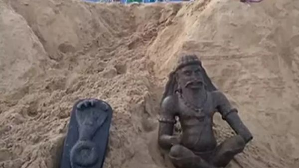 திருச்செந்தூர் கடலில் 2 பொக்கிஷம்.. 2 கைகளிலும் ருத்ராட்சத்துடன் வந்த உருவம்.. சிலிர்த்த பக்தர்கள்