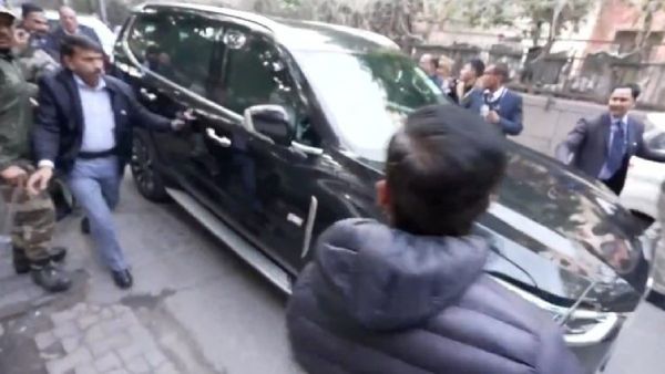 அரவிந்த் கெஜ்ரிவால் கார் மீது கல்வீச்சு.. பாஜக வேட்பாளர் மீது ஆம் ஆத்மி புகார்.. என்ன நடந்தது?