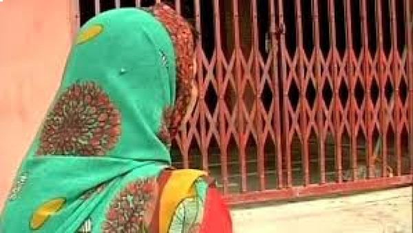 சூனியக்காரி என குற்றச்சாட்டு.. 77 வயது மூதாட்டியை சிறுநீர் குடிக்க வைத்த அவலம்!