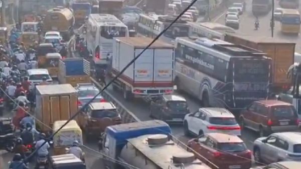 கோயம்பேடு டூ வேலப்பன் சாவடி வரை.. சிக்கித் திணறி வரும் வாகன ஓட்டிகள்.. சென்னையில் கடும் நெரிசல்!