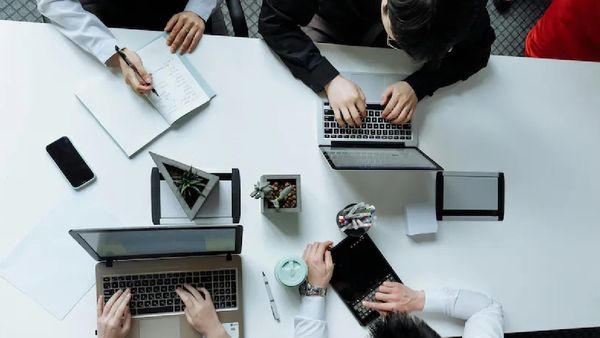 இதெல்லாம் எங்க போய் முடியப் போகுதுனு தெரியல..வேலைக்கே போகாமல் ஏமாற்றும் இளசுகள்! அதென்ன வாடகை ஆபிஸ்!