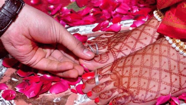 எந்தெந்த விரல்களில் பெண்கள் மெட்டி அணியலாம்? தங்க நகைளை திருமணமான பெண்கள் உடலில் அணிவது ஏன் தெரியுமா