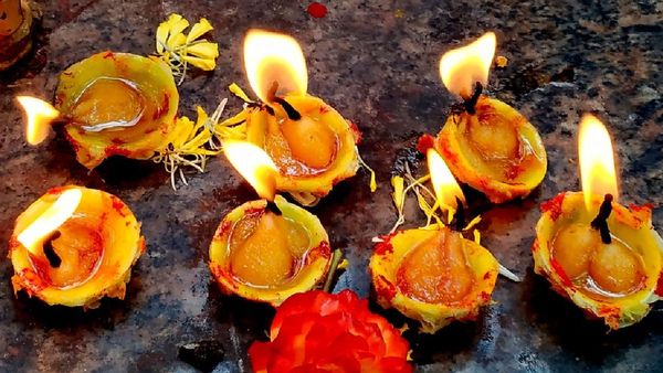 வீட்டில் எலுமிச்சை பழத்தில் விளக்கேற்றலாமா? எள் தீபம் வைக்கலாமா?