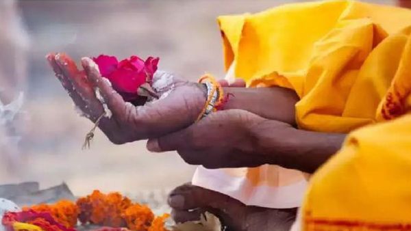 இறந்தவர்கள் வீட்டுக்கு வர்றாங்களாமே.. எந்த நாளில் தெரியுமா? முன்னோர்கள் போட்டோ வைக்க உரிய திசை என்ன