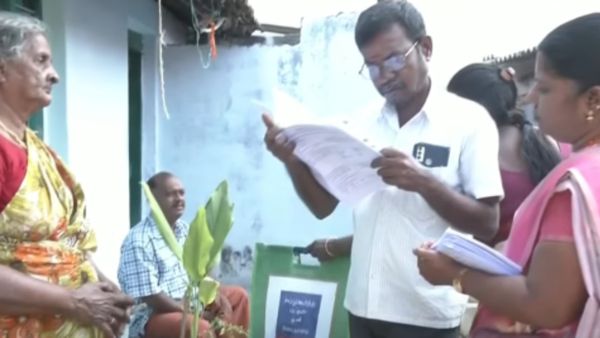 ஈரோடு கிழக்கு இடைத்தேர்தல்.. வீடு வீடாக செல்லும் ஊழியர்கள்.. பூத் சிலிப் வழங்கும் பணி தொடக்கம்!