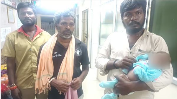 சென்னை பெரம்பூர் ரயில் நிலையம் பக்கத்துல என்ன அது? ஆட்டோ ஓட்டுநர்களின் கருணையால் பிழைத்த உயிர்!