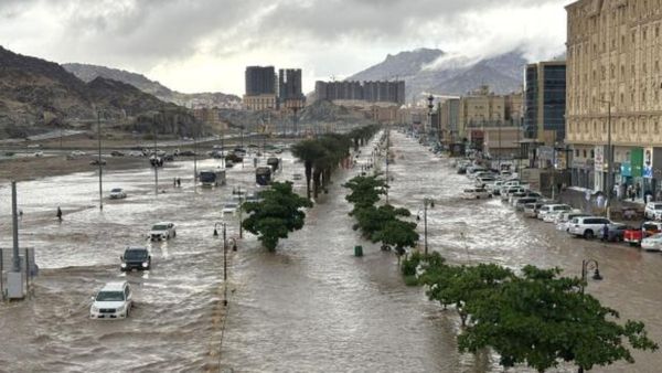 சவூதி அரேபியாவை புரட்டிப்போட்ட கனமழை.. கார்களை அடித்து சென்ற வெள்ளம்.. முக்கிய நகரங்கள் பாதிப்பு