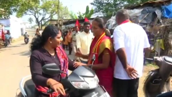 பெரியாரை தப்பா பேசிட்டு ஈரோட்டிலயே எப்படி ஓட்டு கேக்குறீங்க! நாதக வேட்பாளரிடம் திமுக நிர்வாகி கேள்வி